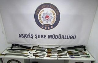 Pompalı tüfek, kılıç ve av bıçağı çalan...