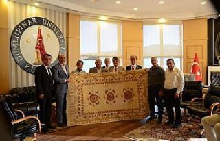 Rektör Kazım Uysal’a el dokuması halı hediye...