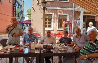 Sabah kahvaltısında bir araya geldiler