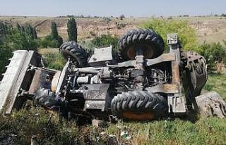 Şarampole devrilen iş makinesi alev aldı: 1 yaralı