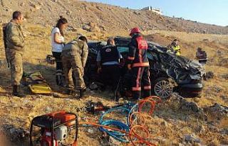 Şarampole yuvarlanan araçtaki 3 kişi yaralandı