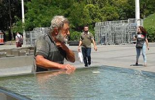 Sıcaktan bulanan vatandaş süs havuzunda serinledi