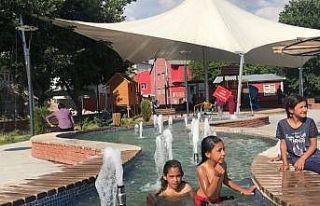 Sıcaktan bunalan çocuklar havuzda serinledi