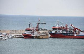 Sinop’ta karaya oturan tekne kurtarıldı