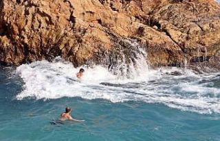 Sivri kayalıklarda tehlikeli deniz keyfi