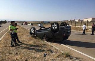 Takla atan otomobil ters döndü: 5 yaralı