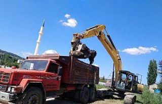 Taşkın sel suyu kanalları temizleniyor