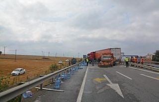 Tırdan yola dökülen su dolu damacanaları kendi...