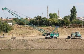 Tunca Nehri’nin yatağında temizlik çalışması