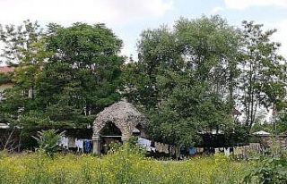 Türbede çamaşır sergisi