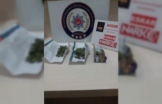 Uyuşturucu satarken suçüstü yakalandı