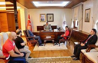 Vali Çiftçi şampiyon güreşçiyi tebrik etti