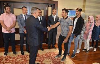 Vali Elban başarılı öğrencileri makamında ağırladı