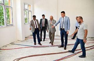Vali Gürel, yapımı devam eden okullarda incelemelerde...