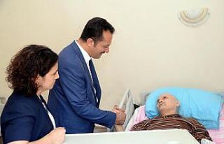 Vali Şentürk, huzurevi sakinleriyle bir araya geldi