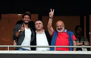 Yeni transfer Mohamed Elneny maçı locada izledi