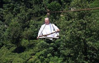 Yolu olmayan çay bahçesine teleferikle ulaşıyorlar