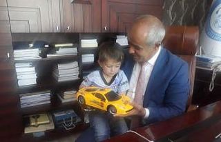 2,5 yaşında ilk kez duyan minik Yusuf ilçenin maskotu...