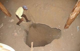 300 yıllık caminin içinde define aradılar