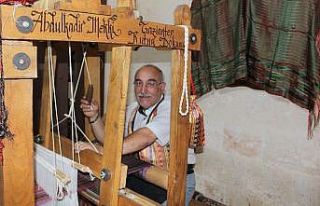 50 yıldır aynı tezgahta kutnu kumaşı dokuyor