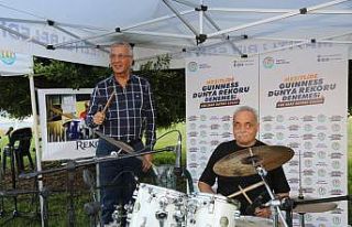 6 gün aralıksız bateri çalarak rekor kırmaya...