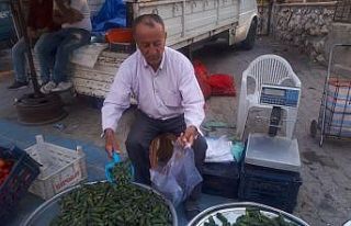 73 yaşındaki çiftçi hem üretiyor hem de ürettiğini...