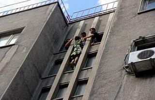 8. katın penceresine çıkan kadın yürekleri ağza...