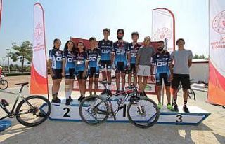 Adıyamanlı bisikletçiler Elazığ’da madalyaları...