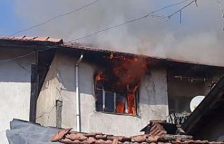 Ahşap evde çıkan yangın korkuttu