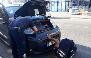 Alanya’da aracın motor kısmına sıkışan yavru...