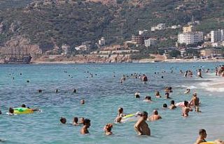 Alanya’da güneşli havayı fırsat bilenler plajlara...