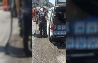 Alev alan su dağıtım aracını itfaiye söndürdü