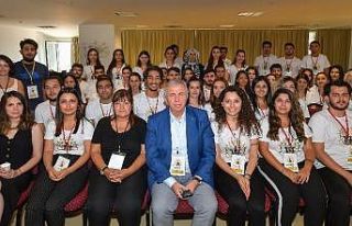 Ankara Büyükşehir Belediye Başkanı Yavaş gençlerle...