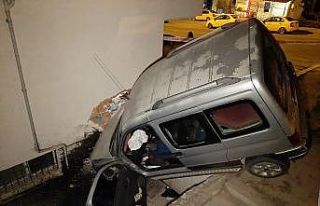 Ankara’da otomobil apartman duvarını deldi