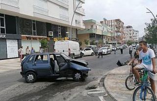 Antalya’da otomobilin çarptığı minibüs park...