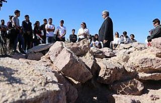 ASÜ arkeoloji öğrencileri, ilk dersi Güvercinkayası’nda...