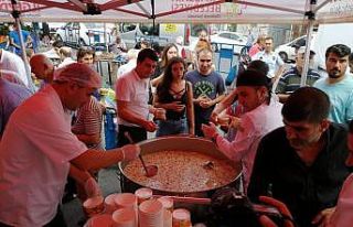 Ataşehir’de dev kazanlarda hazırlanan aşureler...