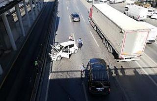 Avcılar E-5’te trafiği kilitleyen kaza