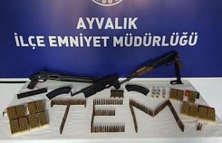 Ayvalık’ta silah operasyonunda kalaşnikof ele...