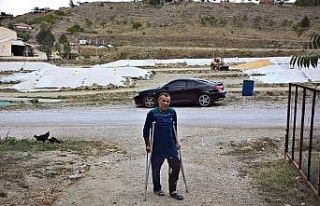 Bahçede çay içerken bacağından vuruldu, çayını...