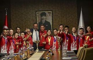 Bakan Kasapoğlu, down sendromlu sporcularla buluştu