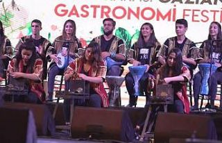 Bakırı döverek ritim tuttular