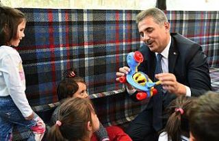 Başkan amcalarıyla şarkı söylediler, oyun oynadılar