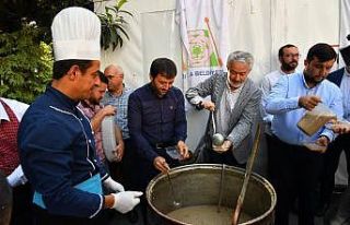 Başkan Başdeğirmen aşure dağıttı