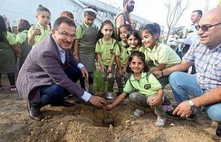 Başkan Deniz Köken öğrencilerle fidan dikti