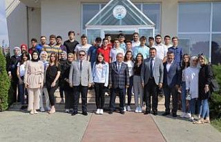 Başkan Doğan üniversiteyi kazanan öğrencileri...