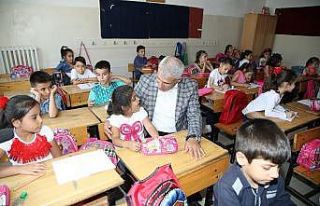 Başkan Güder, öğrencileri ilk eğitim gününde...