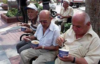 Başkan Özcan, Nazillililere aşure ikram etti