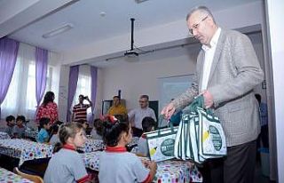 Başkan Özkan’dan öğrencilere hediye