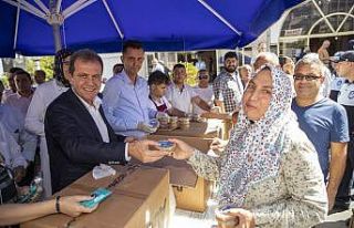 Başkan Seçer, vatandaşlara aşure ikram etti